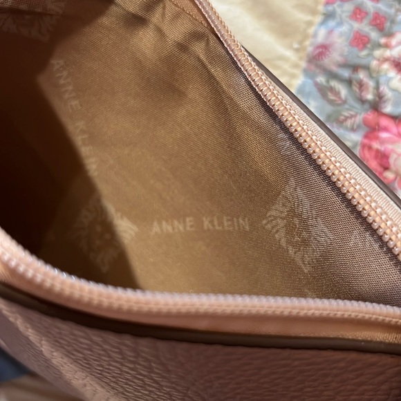 Anne Klein blush pink clutch/ wristlet - Picture 3 of 4